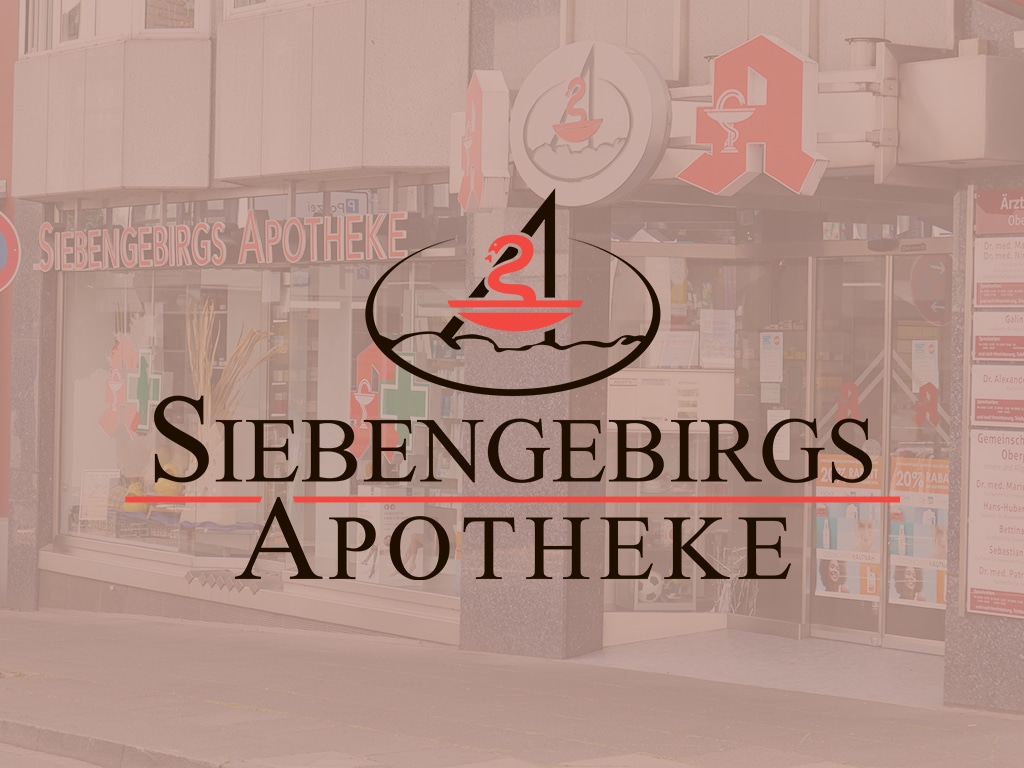 Logo der Siebengebirgs Apotheke mit der Apotheke im Hintergrund